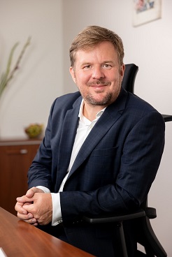 Generální ředitel Úřadu práce Daniel Krištof, Ph.D. sedící za stolem